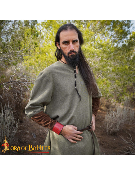 Bracelet médiéval en cuir avec relief...