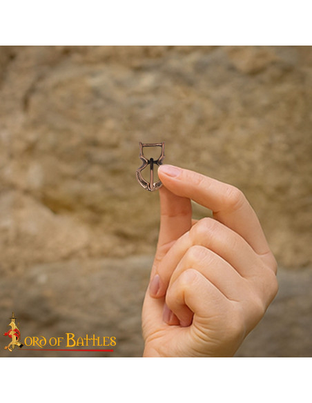 Petite boucle médiévale en bronze...