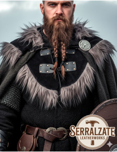 Gorjal Evaristo Pelerine noir avec fourrure grise 2