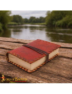 Journal médiéval à couverture en cuir avec reliure latérale