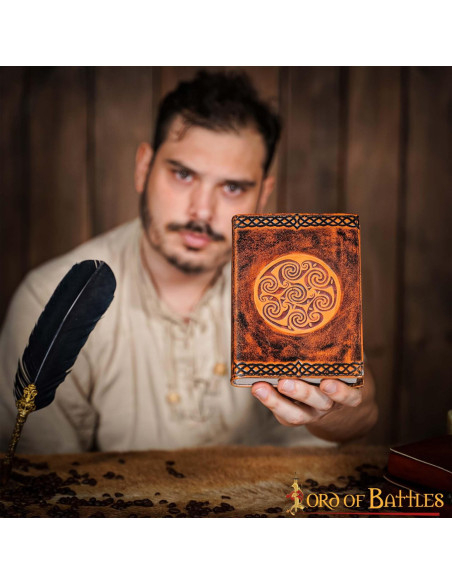 Carnet médiéval à couverture en cuir...