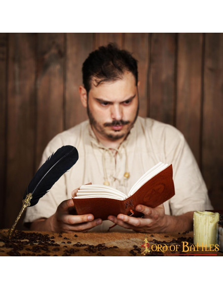 Carnet médiéval à couverture en cuir,...