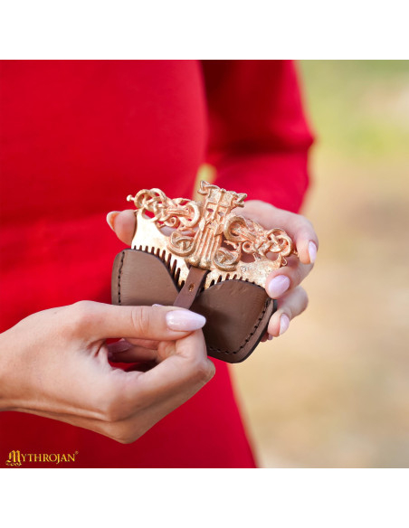 Peigne viking en bronze avec étui en...