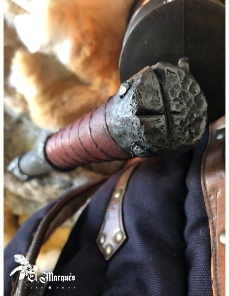 Matraque équipée d'une tête de masse... Matraque équipée d'une tête de masse...