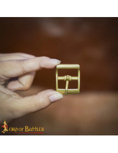 Petite boucle médiévale en laiton massif (3,3x2,6 cm).