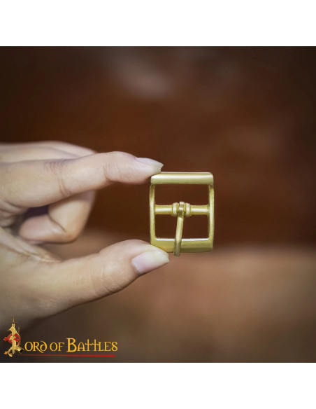 Petite boucle médiévale en laiton...