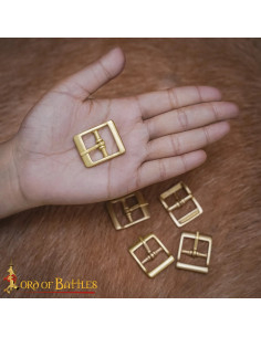 Petite boucle médiévale en laiton massif (3,3x2,6 cm). 2