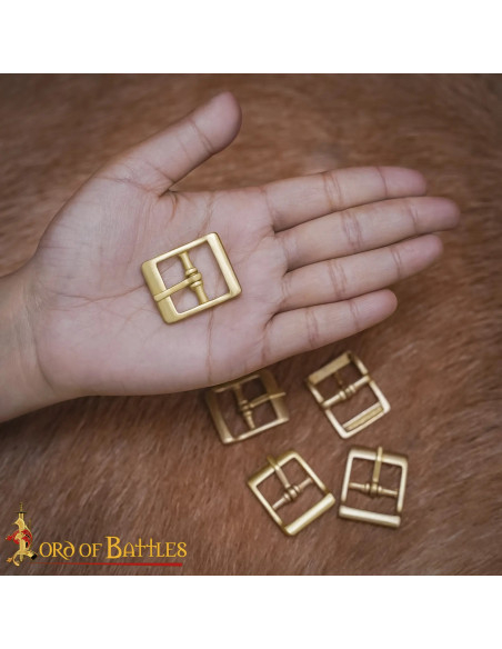 Petite boucle médiévale en laiton...