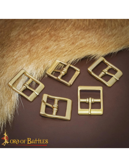 Petite boucle médiévale en laiton...