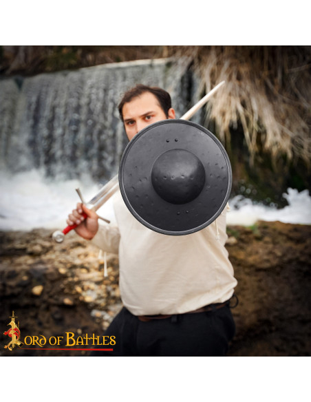 Broquel médiéval en acier noirci,...