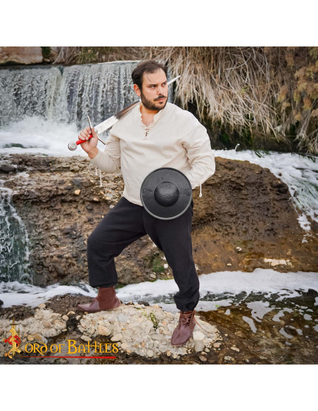 Broquel médiéval en acier noirci,...