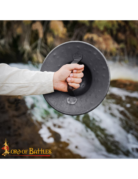 Broquel médiéval en acier noirci,...