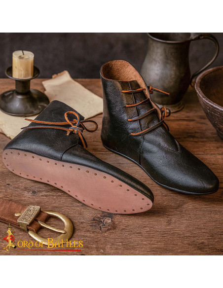 Bottines médiévaux en cuir noir avec...