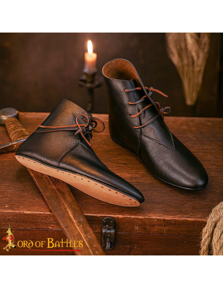 Bottines médiévaux en cuir noir avec...