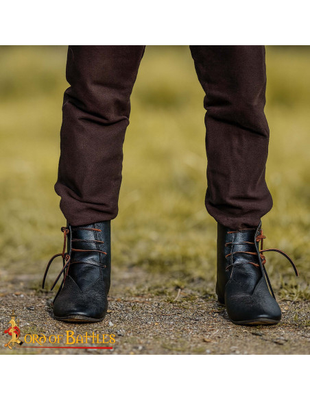 Bottines médiévaux en cuir noir avec...