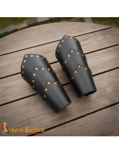 Bracelets médiévaux en cuir noir, détails en laiton