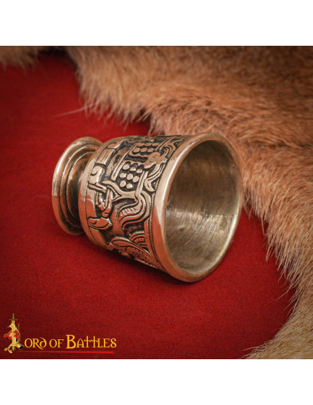 Gobelet médiéval en bronze vieilli du...