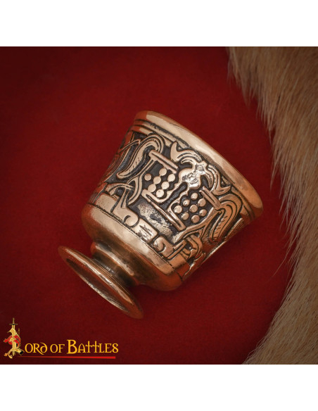 Gobelet médiéval en bronze vieilli du...