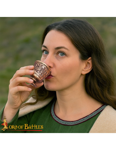 Gobelet médiéval en bronze vieilli du...