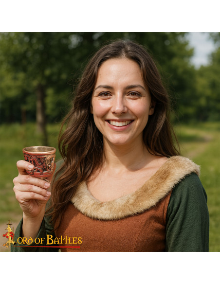 Gobelet médiéval en bronze vieilli du...