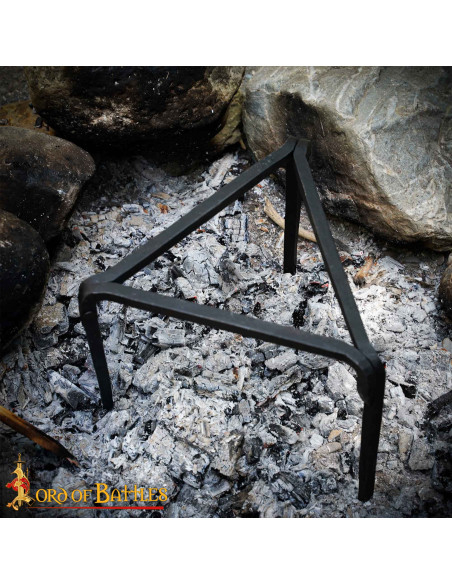 Trépied médiéval pour feu en fer...