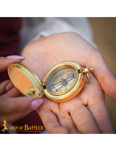 Boussole de poche médiévale en laiton...