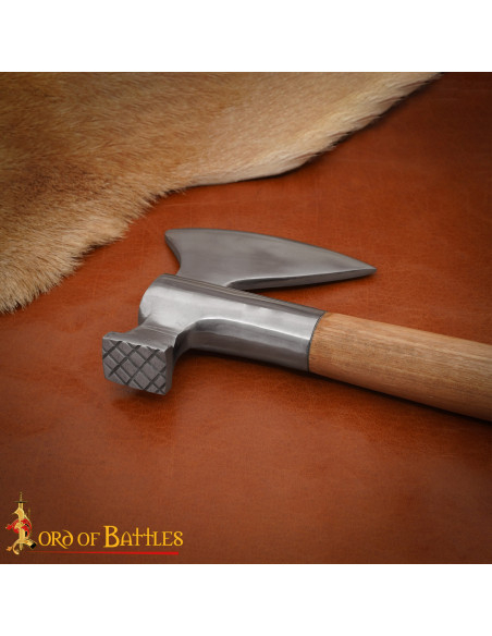 Hache médiévale en acier avec tête de...