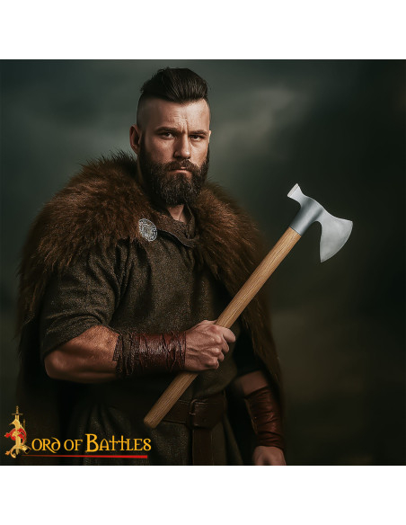 Hache médiévale en acier avec tête de...