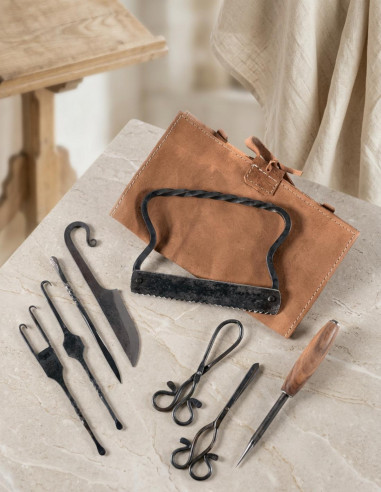 Ensemble chirurgical médiéval