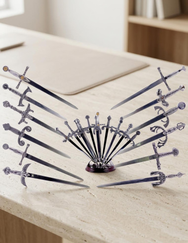 Collection de 12 ouvre-lettres médiévaux avec support