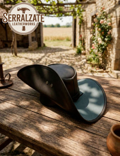 Chapeau noir en cuir artisanal XVIIe siècle, modèle...
