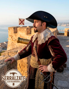 Chapeau noir en cuir artisanal XVIIe siècle, modèle... 2