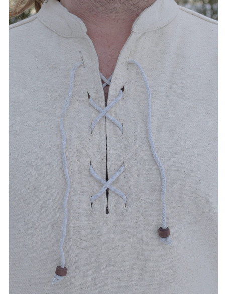 dentelles épaisses de chemise médiévale