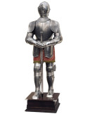 Armure naturelle en argent avec gravures et épée dans les mains
