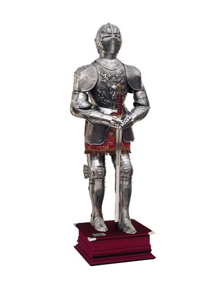 Armure naturelle en argent avec gravures, costume de grenat et épée dans ses mains