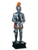 Armure en argent naturel avec gravures, panache de plumes et épée dans les mains