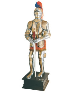 Armure naturelle en argent avec gravures dorées et épée dans les mains