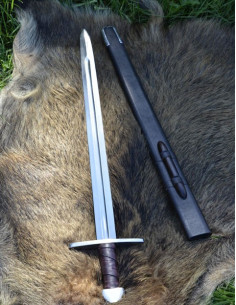 Épée normande avec fourreau
