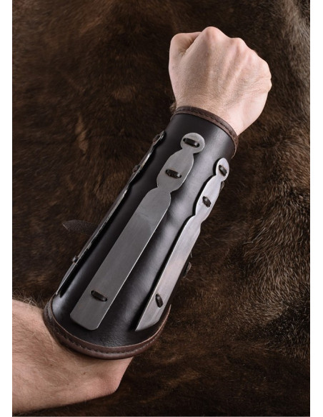 Bracelet en cuir renforcé de métal