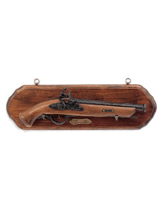 Panoplie en bois avec pistolet ancien