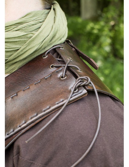 Armure en cuir avec renforts croisés