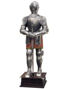 Armure naturelle en argent avec gravures et épée dans les mains 2