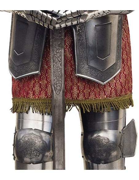 Armure naturelle en argent avec gravures et épée dans les mains