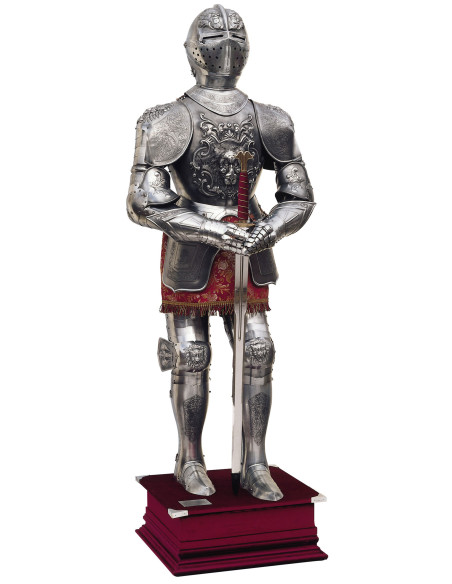 Armure naturelle en argent avec gravures, costume de grenat et épée dans ses mains