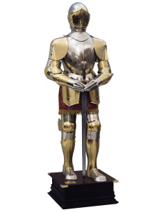 Armure naturelle en argent et or avec gravures, costume de grenat et épée dans ses mains 2