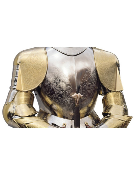 Armure naturelle en argent et or avec gravures, costume de grenat et épée dans ses mains