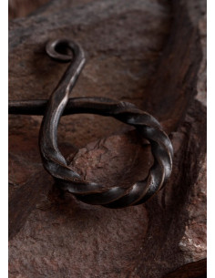 Petit pendentif croix troll en fer torsadé 2