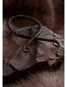 Grand pendentif croix troll en fer torsadé 2