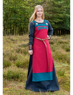 Robe tablier Viking Hilja rouge avec broderie 2