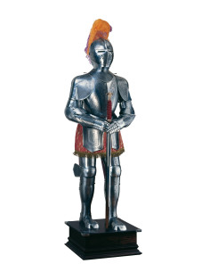 Armure en argent naturel avec gravures, panache de plumes et épée dans les mains 2